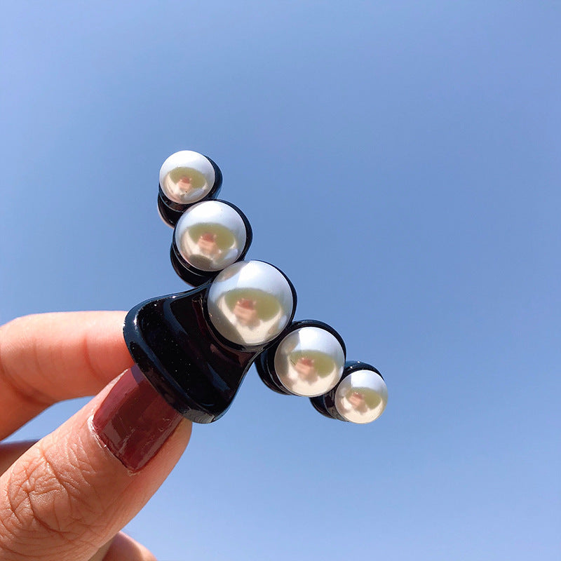 Simple grasping chuck hair taking a bath